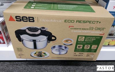 une boîte de nourriture posée sur le plan de travail