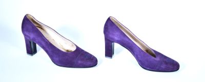 CHANEL - PAIRE DE TALONS en cuir suédé violet, siglé CC sur …