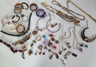 de nombreux colliers et bracelets disposés sur une table