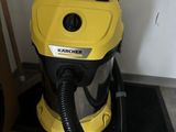 un aspirateur jaune posé par terre