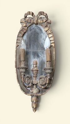 Applique en bois mouluré et sculpté présenté sur un écusson …