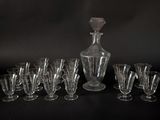 beaucoup de verres et une carafe sur la table