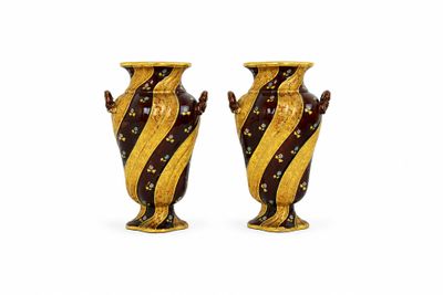 deux vases placés l'un à côté de l'autre