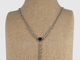 gros plan d'un collier sur un mannequin mannequin