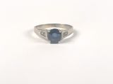 bague en saphir bleu et diamant sur fond blanc