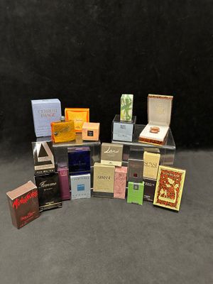 beaucoup de petits paquets de cigarettes posés sur une table