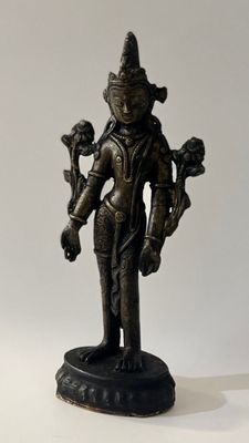 statue en bronze représentant un homme tenant un oiseau et une fleur