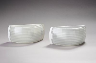 deux bols blancs posés l'un à côté de l'autre sur une table