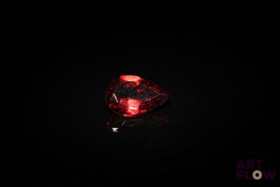 un losange rouge sur fond noir