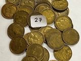 un tas de pièces de monnaie sur lequel est accrochée une étiquette indiquant le prix