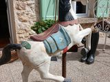 une statue représentant un cheval et un homme à cheval