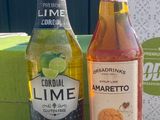deux bouteilles d'alcool posées l'une à côté de l'autre sur une table