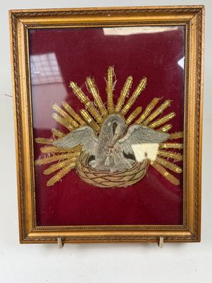 une image représentant un oiseau dans un nid sur fond rouge
