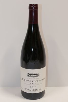 une bouteille de vin posée sur une table