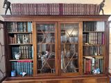 une grande bibliothèque sur laquelle sont posés de nombreux livres