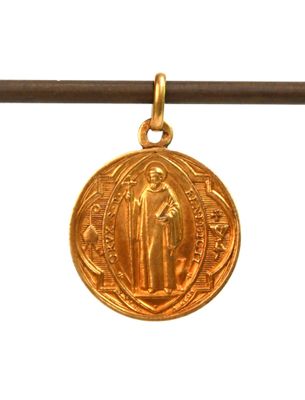 un gros plan sur une médaille d'or suspendue à un cordon