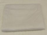 un gros plan sur un morceau de tissu blanc posé sur une table