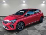 une voiture rouge garée dans un garage au sol en damier