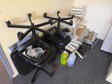 une photo d'une pièce avec un bureau, une chaise, une imprimante et d'autres objets