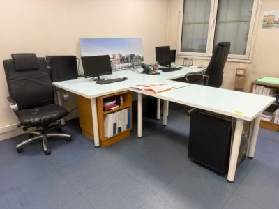 un bureau avec deux ordinateurs et une chaise dans une pièce