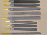 six types différents d'instruments chirurgicaux sont alignés sur une table