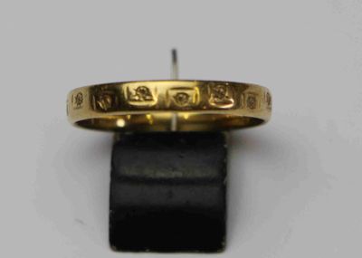 un gros plan d'une bague en or sur laquelle figure une inscription
