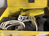 une valise jaune qui contient tout un tas d'objets