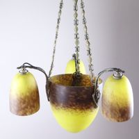 Lustre à monture en bronze doré/laiton, retenant un obus et … (photo 2)