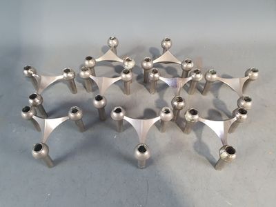 un ensemble d'objets métalliques posés sur une table