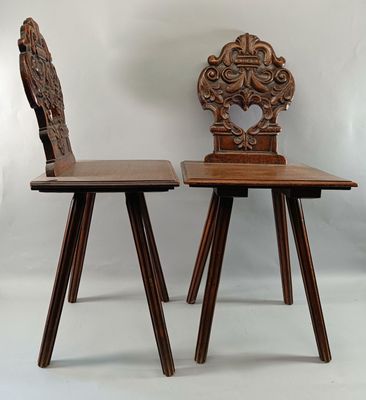 Lot de deux scabelles à dossier ajouré en bois naturel moulu…