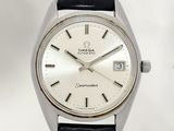 une montre argentée avec un bracelet noir sur fond blanc