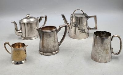 cinq pièces d'argenterie, dont une théière, une cafetière et un sucrier