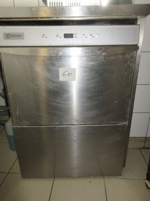 lave-vaisselle en acier inoxydable dans une cuisine avec un carrelage au sol