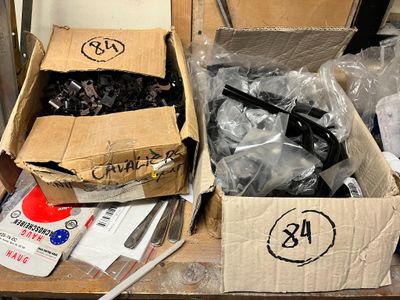 deux boîtes contenant des articles divers, posées sur une table