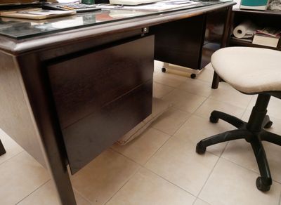 un bureau avec une chaise et un ordinateur dessus