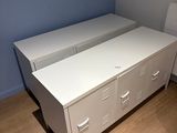 une commode blanche dans un coin de la pièce