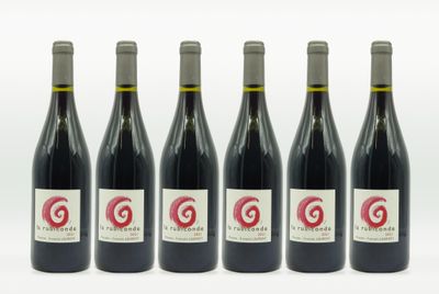six bouteilles de vin rouge sont alignées