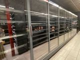 de nombreuses personnes qui se promènent dans les allées d'un supermarché