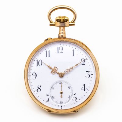 gros plan d'une montre de poche en or sur fond blanc