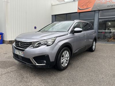 une voiture grise garée devant un bâtiment