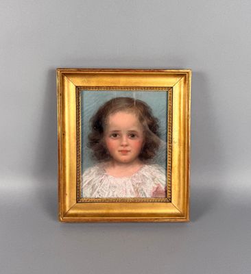 portrait d'une jeune fille dans un cadre doré