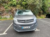 la voiture est garée sur le côté de la route, dans le parking