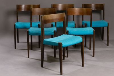 six chaises alignées, dont les assises sont recouvertes d'un tissu bleu sarcelle