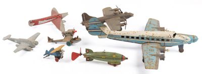 beaucoup de petits avions jouets posés sur une surface blanche