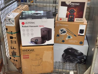 Plusieurs cartons contenant du matériel électronique sont empilés les uns sur les autres dans un caddie