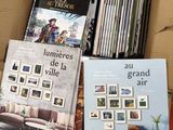 deux livres dans une boîte, posés par terre