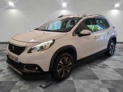 la voiture blanche est garée sur le sol à carreaux d'un garage