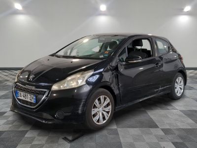 la photo d'une voiture noire garée dans un garage