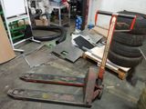 une image d'un garage avec beaucoup d'outils