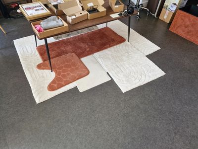 une table sur laquelle se trouvent plusieurs boîtes